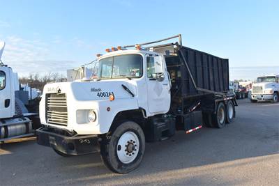 Mack DM690S Roll Off Truck - E7, 350HP, 7 Speed Manual
