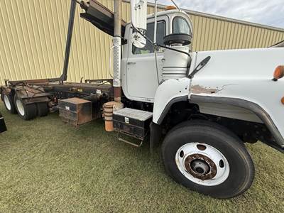 Mack DM690S Roll Off Truck - E7, 350HP, 7 Speed Manual