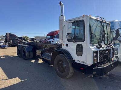 Mack MR688S Roll Off Truck - E7, 350HP, Automatic