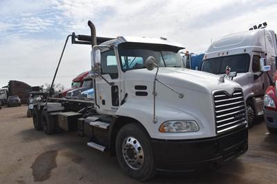 Mack Pinnacle CXU613 Roll Off Truck - MP7, 395HP, Amt