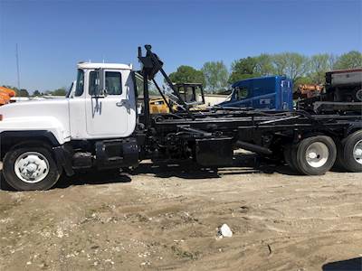 Mack RD688 Roll Off Truck - E-7, 350HP, 9 Speed Manual