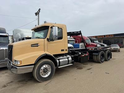 Volvo VHD64B200 Roll Off Truck - D12, 395HP, 8Ll Manual
