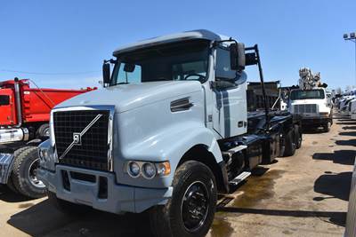 Volvo VHD64F200 Tri Axle Roll Off Truck - D11, 395HP, Manual