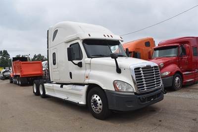 Freightliner Cascadia 125 Sleeper Semi Truck - 70" Raised Roof Sleeper, Detroit 455HP, 10 Speed Ultrashift Amt