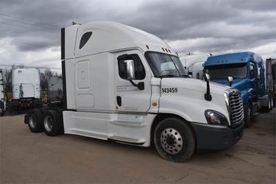 Freightliner Cascadia 125 Sleeper Semi Truck - 74" Raised Roof Sleeper, Cummins 450HP, 10 Speed Ultrashift Amt