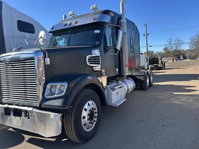 Freightliner Coronado 122 Sleeper Semi Truck - 70" Mid Roof Sleeper, Detroit 475HP, 10 Speed Endurant Amt