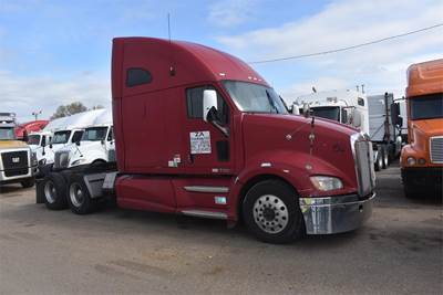 Kenworth T700 Sleeper Semi Truck - 75" Raised Roof Sleeper, Paccar 485HP, 10 Speed Ultrashift Amt