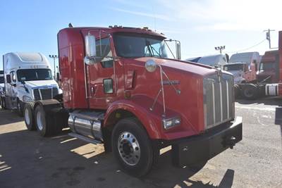 Kenworth T800 Sleeper Semi Truck - 36" Flat Top Sleeper, Caterpillar 370HP, 10 Speed Manual