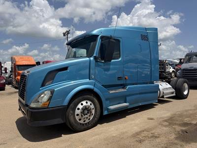 Volvo VNL42T630 Single Axle Sleeper Semi Truck - 63" Mid Roof Sleeper, D12 425HP, 10 Speed Autoshift Amt