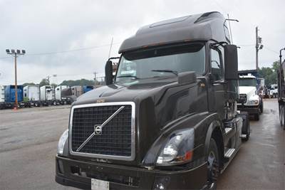 Volvo VNL42T670 Single Axle Sleeper Semi Truck - 67" Raised Roof Sleeper, D13 425HP, 10 Speed Manual