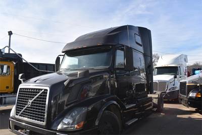 Volvo VNL42T670 Single Axle Sleeper Semi Truck - 67" Raised Roof Sleeper, D13 425HP, 10 Speed Manual