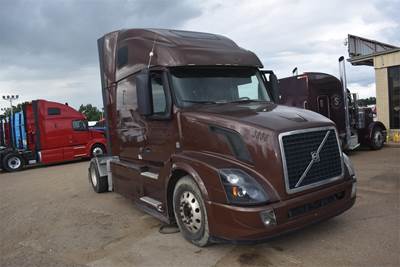 Volvo VNL42T670 Single Axle Sleeper Semi Truck - 67" Raised Roof Sleeper, D11 405HP, 12 Speed I Shift Amt