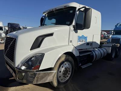 Volvo VNL64T430 Sleeper Semi Truck - 43" Flat Top Sleeper, D13 435HP, 10 Speed Manual