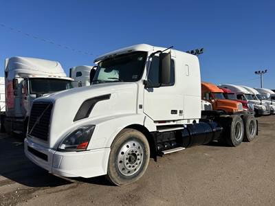 Volvo VNL64T430 Sleeper Semi Truck - 43" Flat Top Sleeper, D13 435HP, 10 Speed Manual