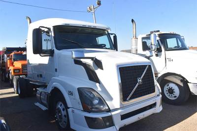 Volvo VNL64T630 Sleeper Semi Truck - 63" Mid Roof Sleeper, D13 475HP, 10 Speed Manual