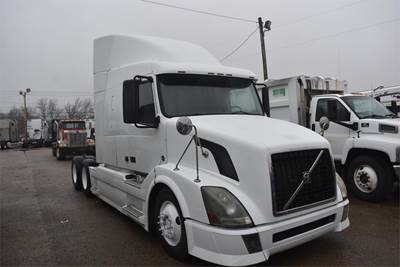 Volvo VNL64T630 Sleeper Semi Truck - 63" Mid Roof Sleeper, D12 425HP, 13 Speed Manual