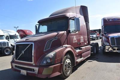 Volvo VNL64T630 Sleeper Semi Truck - 63" Mid Roof Sleeper, D12 425HP, 10 Speed Manual