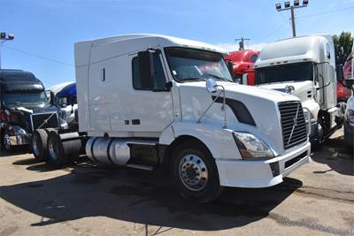 Volvo VNL64T630 Sleeper Semi Truck - D13 475HP, 10 Speed Manual