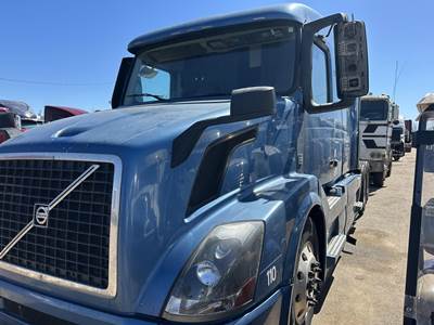 Volvo VNL64T630 Sleeper Semi Truck - 63" Mid Roof Sleeper, D13 405HP, 12 Speed I Shift Amt