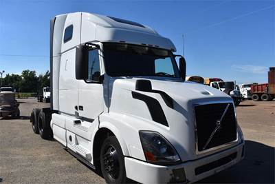 Volvo VNL64T670 Sleeper Semi Truck - 67" Raised Roof Sleeper, D13 425HP, 12 Speed I Shift Amt