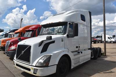 Volvo VNL64T670 Sleeper Semi Truck - 67" Raised Roof Sleeper, D13 425HP, 12 Speed I Shift Amt