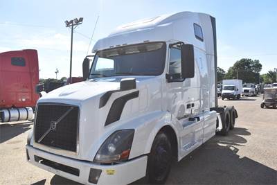 Volvo VNL64T670 Sleeper Semi Truck - 67" Raised Roof Sleeper, D13 425HP, 12 Speed I Shift Amt