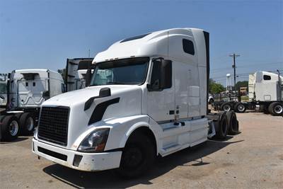 Volvo VNL64T670 Sleeper Semi Truck - 67" Raised Roof Sleeper, D13 425HP, 12 Speed I Shift Amt