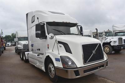 Volvo VNL64T670 Sleeper Semi Truck - Raised Roof Sleeper, D13 425HP, 10 Speed Manual