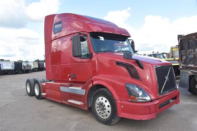 Volvo VNL64T670 Sleeper Semi Truck - 67" Raised Roof Sleeper, Cummins 450HP, 10 Speed Manual