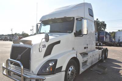 2010 Volvo VNL64T670 Sleeper Semi Truck - 67