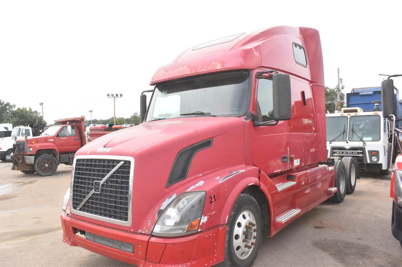 2008 Volvo VNL64T670 Sleeper Semi Truck 67" Raised Roof Sleeper