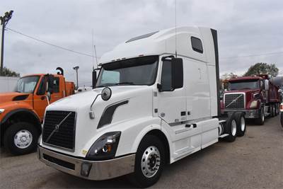 Volvo VNL64T670 Sleeper Semi Truck - 67" Raised Roof Sleeper, D13 475HP, 10 Speed Manual
