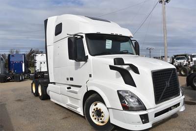 Volvo VNL64T670 Sleeper Semi Truck - 67" Raised Roof Sleeper, D13 425HP, 10 Speed Manual