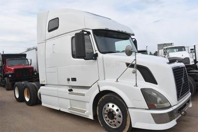 Volvo VNL64T670 Sleeper Semi Truck - 67" Raised Roof Sleeper, Cummins 425HP, 10 Speed Manual