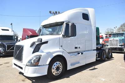 Volvo VNL64T670 Sleeper Semi Truck - 67" Raised Roof Sleeper, 425HP, 10 Speed Manual