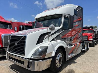 Volvo VNL64T670 Sleeper Semi Truck - 67" Raised Roof Sleeper, D13 475HP, 10 Speed Manual