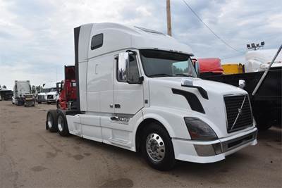 Volvo VNL64T670 Sleeper Semi Truck - 67" Raised Roof Sleeper, D13 425HP, 12 Speed I Shift Amt