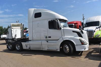 Volvo VNL64T670 Sleeper Semi Truck - 67" Raised Roof Sleeper, D13 425HP, 12 Speed I Shift Amt