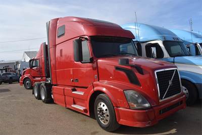 Volvo VNL64T670 Sleeper Semi Truck - 67" Raised Roof Sleeper, D13 435HP, 12 Speed I Shift Amt