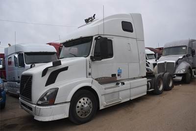 Volvo VNL64T670 Sleeper Semi Truck - 67" Raised Roof Sleeper, D13 425HP, 10 Speed Manual