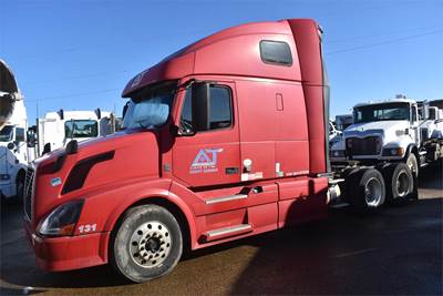 Volvo VNL64T670 Sleeper Semi Truck - 67" Raised Roof Sleeper, D13 425HP, 10 Speed Manual