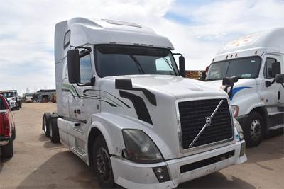 Volvo VNL64T670 Sleeper Semi Truck - 67" Raised Roof Sleeper, 435HP, 13 Speed Manual