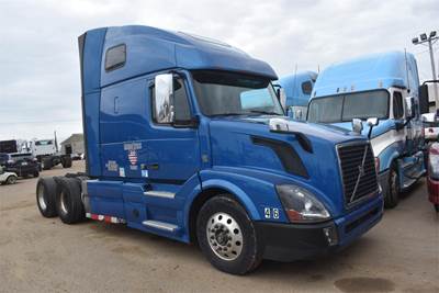 Volvo VNL64T670 Sleeper Semi Truck - 67" Raised Roof Sleeper, D13 425HP, 12 Speed I Shift Amt
