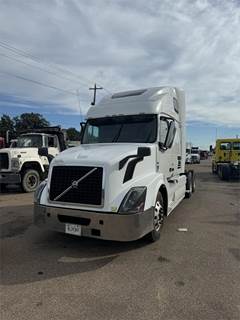 Volvo VNL64T670 Sleeper Semi Truck - 70" Raised Roof Sleeper, D13 425HP, 12 Speed I Shift Amt