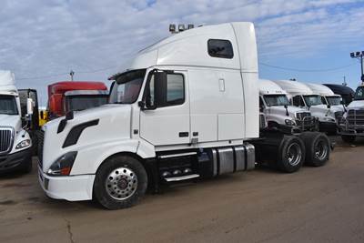 Volvo VNL64T670 Sleeper Semi Truck - 67" Raised Roof Sleeper, D13 425HP, 12 Speed Amt