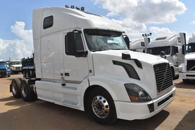 Volvo VNL64T670 Sleeper Semi Truck - 67" Raised Roof Sleeper, D13 425HP, Amt