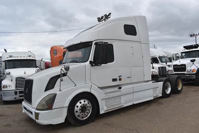 Volvo VNL64T670 Sleeper Semi Truck - 67" Raised Roof Sleeper, D12 425HP, 10 Speed Manual
