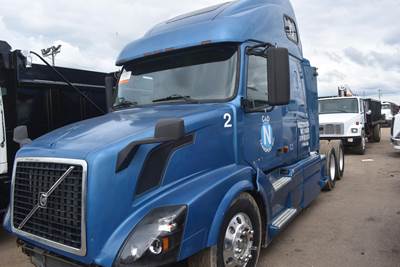 Volvo VNL64T670 Sleeper Semi Truck - 67" Raised Roof Sleeper, D12 425HP, 10 Speed Manual