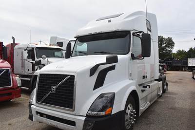 Volvo VNL64T670 Sleeper Semi Truck - 67" Raised Roof Sleeper, D13 500HP, 12 Speed I Shift Amt