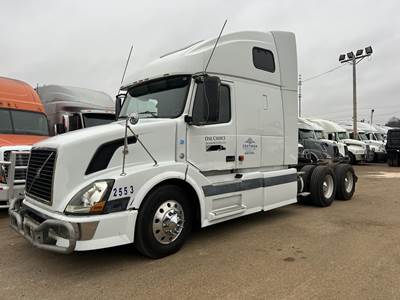 Volvo VNL64T670 Sleeper Semi Truck - 67" Raised Roof Sleeper, Cummins 400HP, 10 Speed Manual